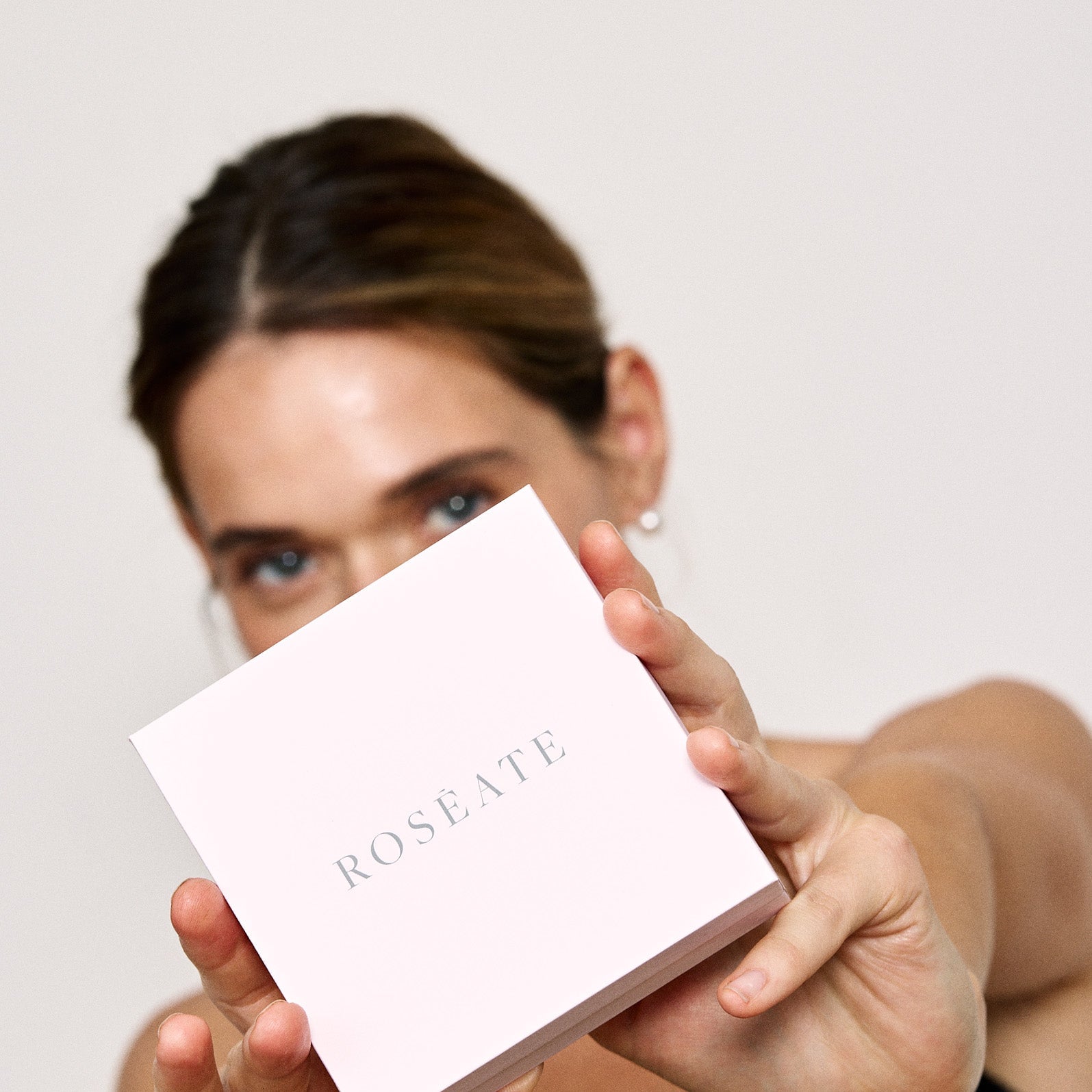 Butterfly Brooch in 14k Yellow Gold and Mother-of-Pearl - Paz Lifestyle 