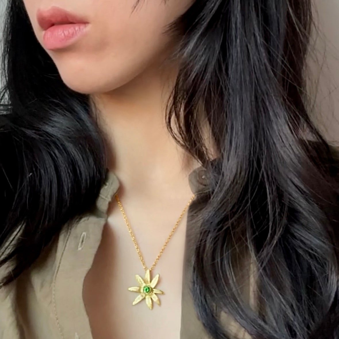 the flower pendant in 18K gold with a tsavorite gemstone - Paz Lifestyle 