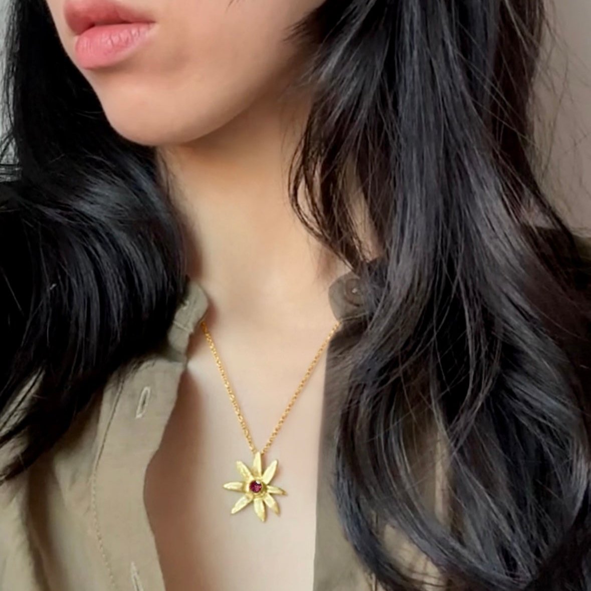the flower pendant in 18K gold with a rubellite gemstone ready to ship