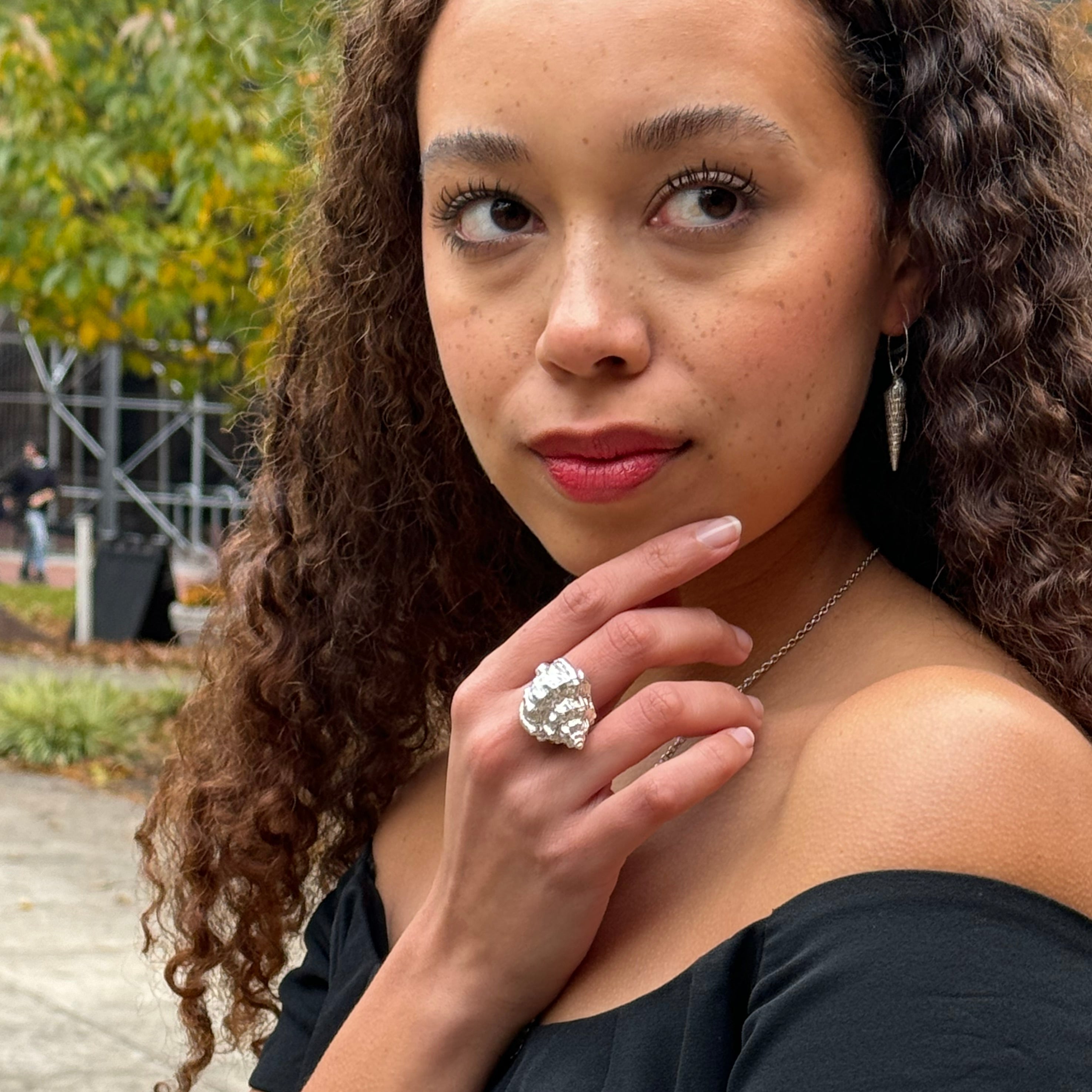 the silver long seashell earrings - Paz Lifestyle 