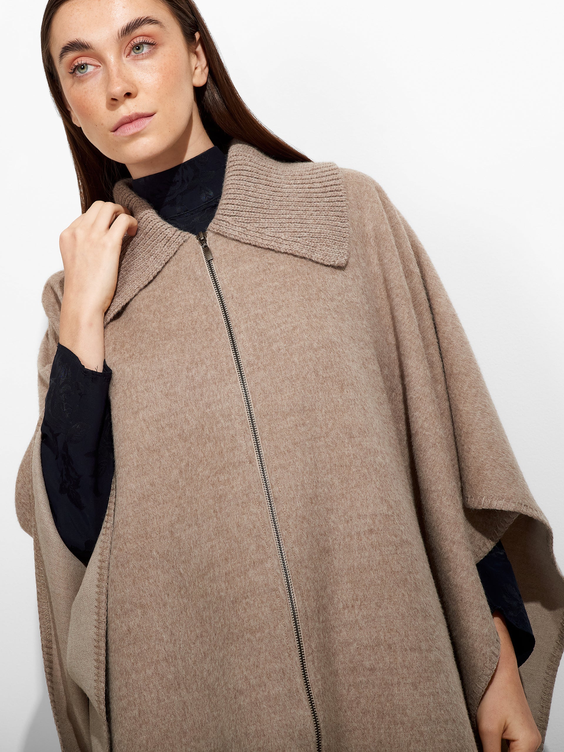Zendaya Cape Baby Alpaca Color Brown