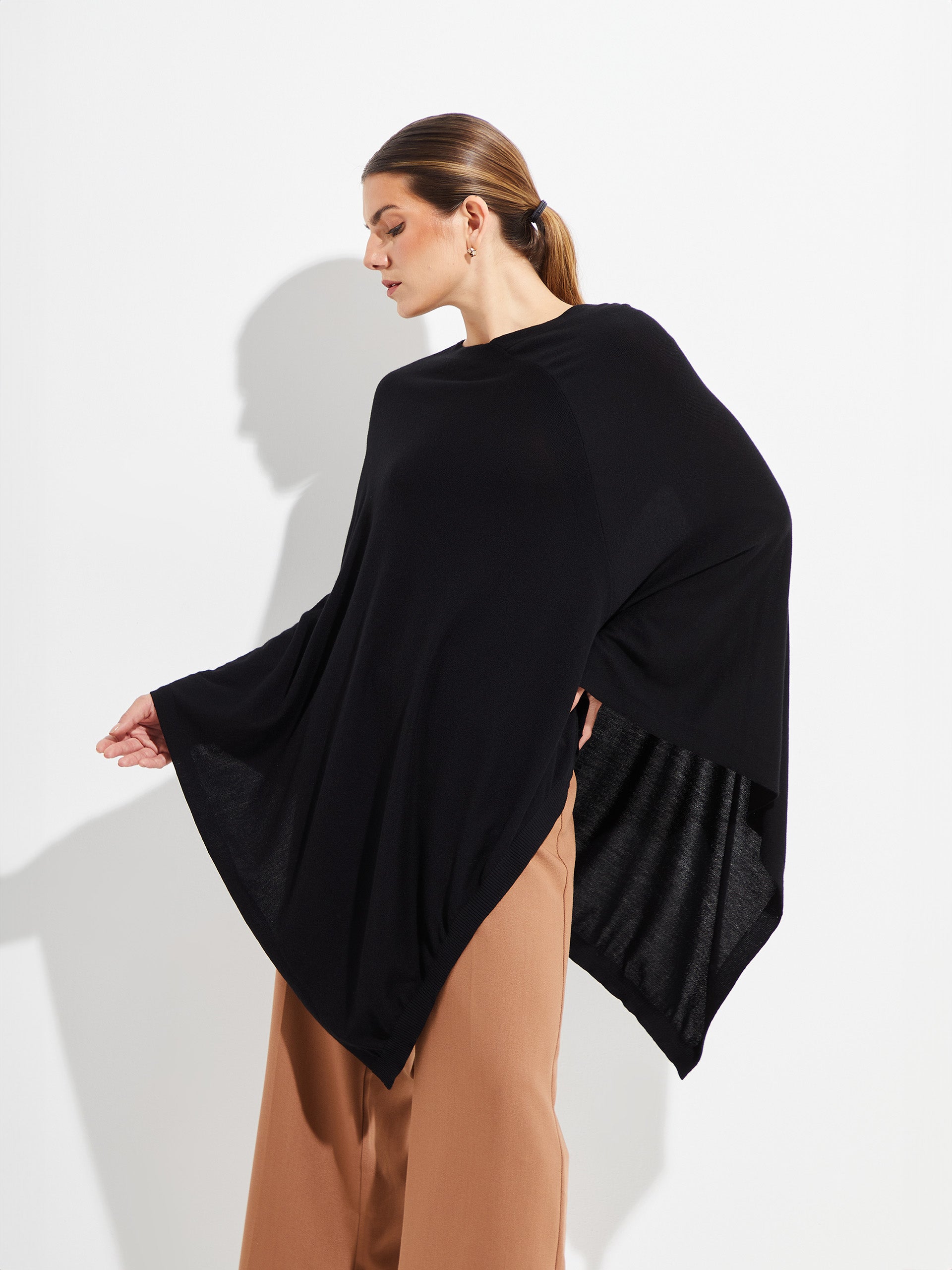 Beryl Poncho Vicuña Color Black