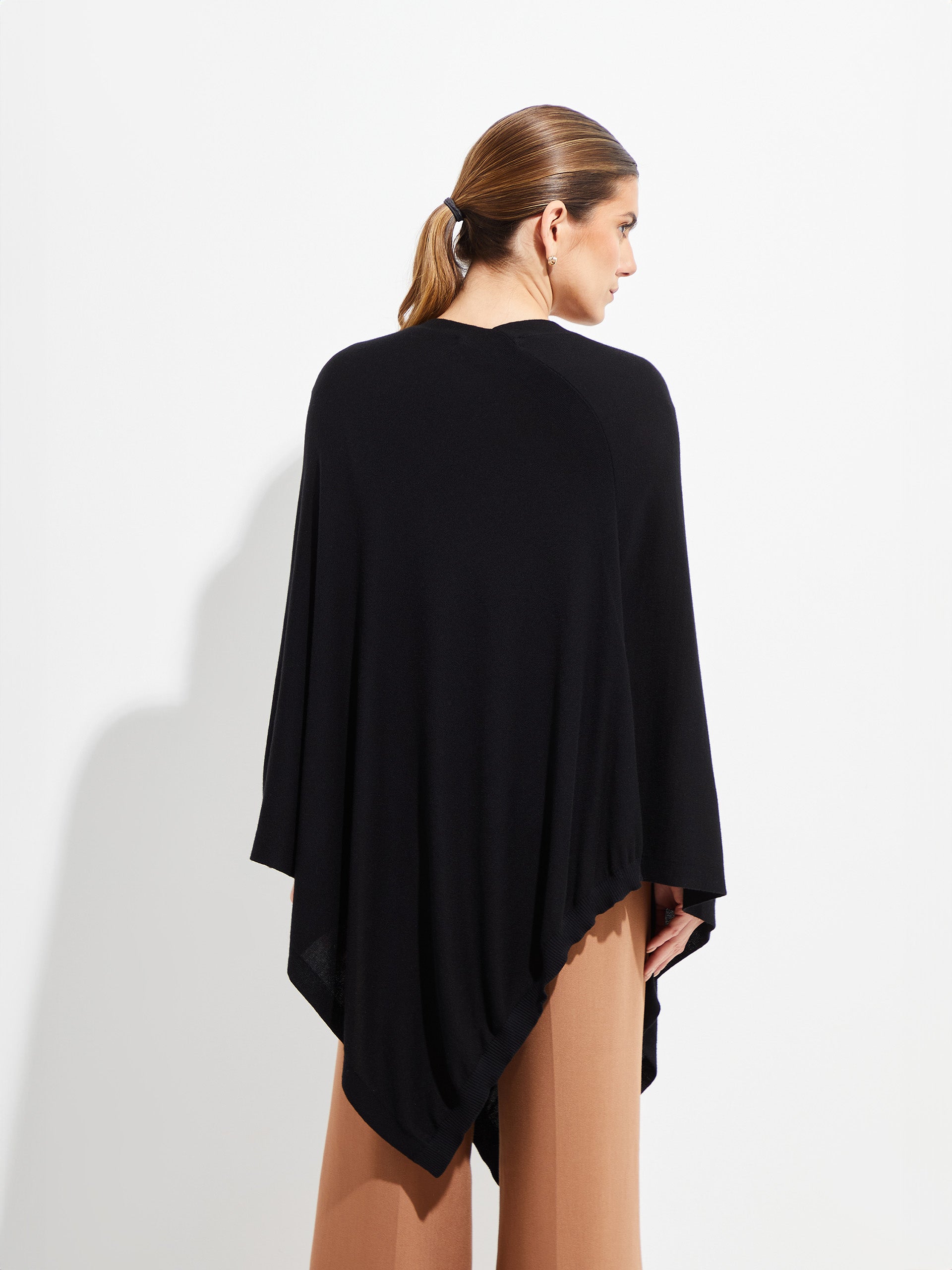 Beryl Poncho Vicuña Color Black