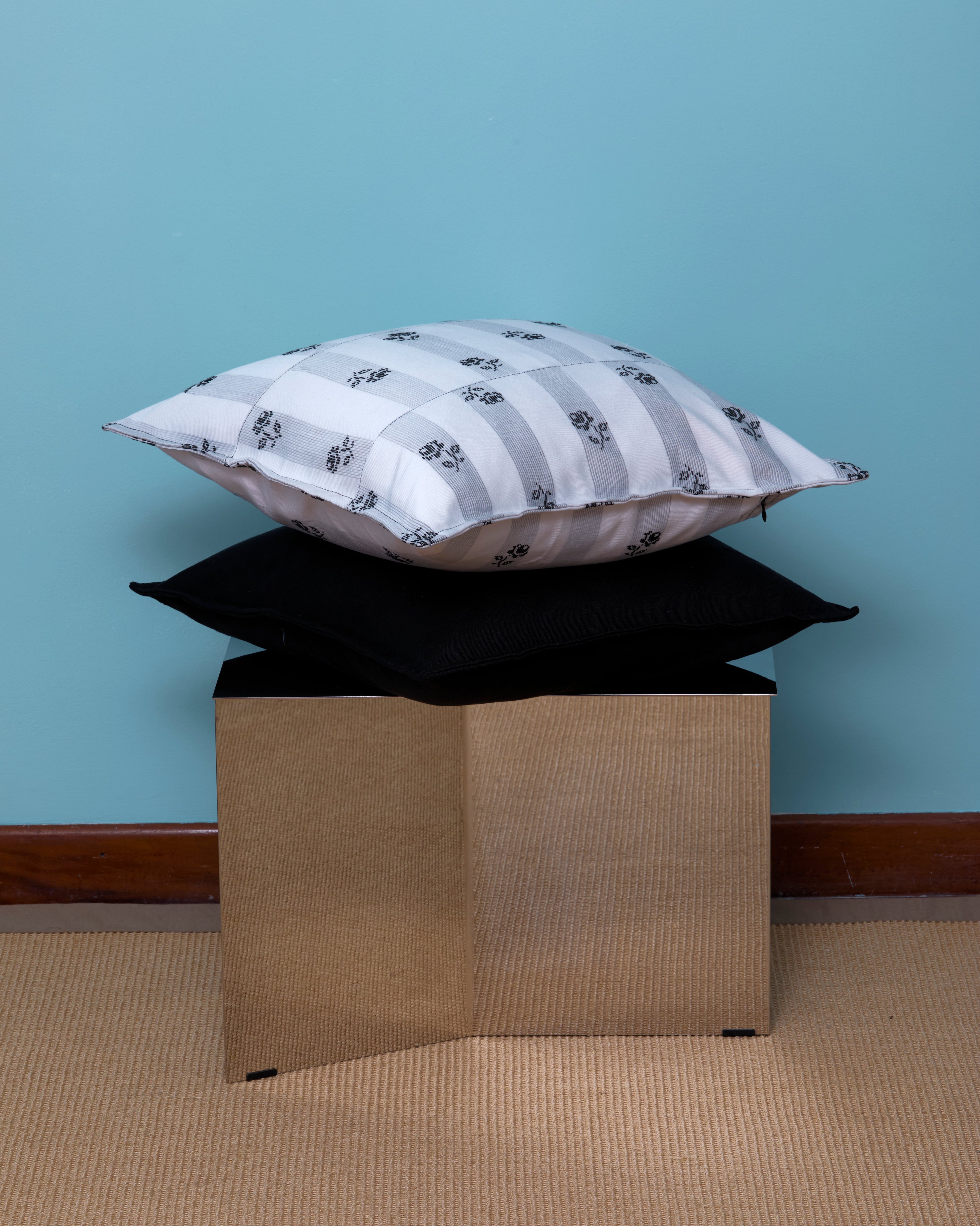 CUSHION COVER WHITE WITH BLACK ROSES - Paz Lifestyle 