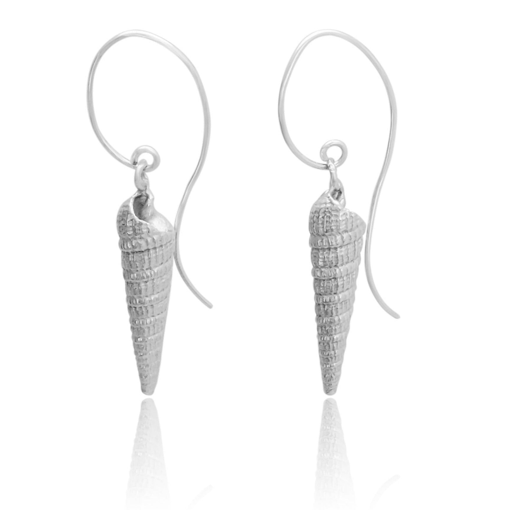 the silver long seashell earrings - Paz Lifestyle 