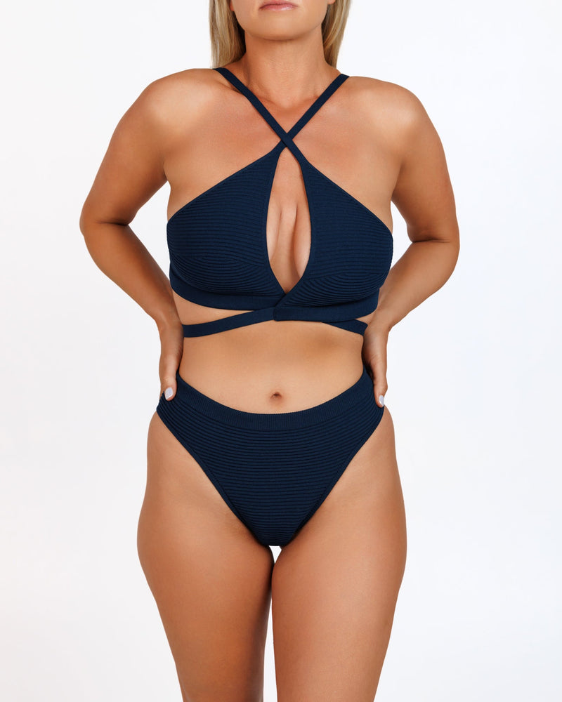 Lianna is  5'5", 32DD, 36" bust, 28" waist  and wearing size M 