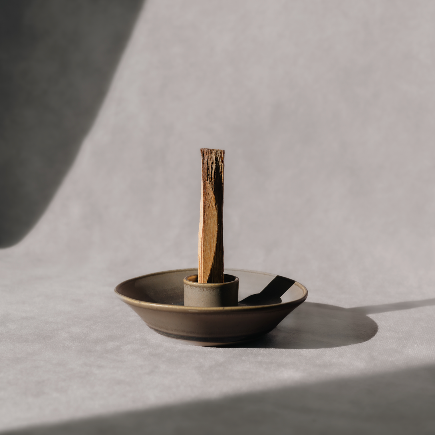 Palo Santo Holder Golden Dune Stoneware Pottery - Paz Lifestyle 