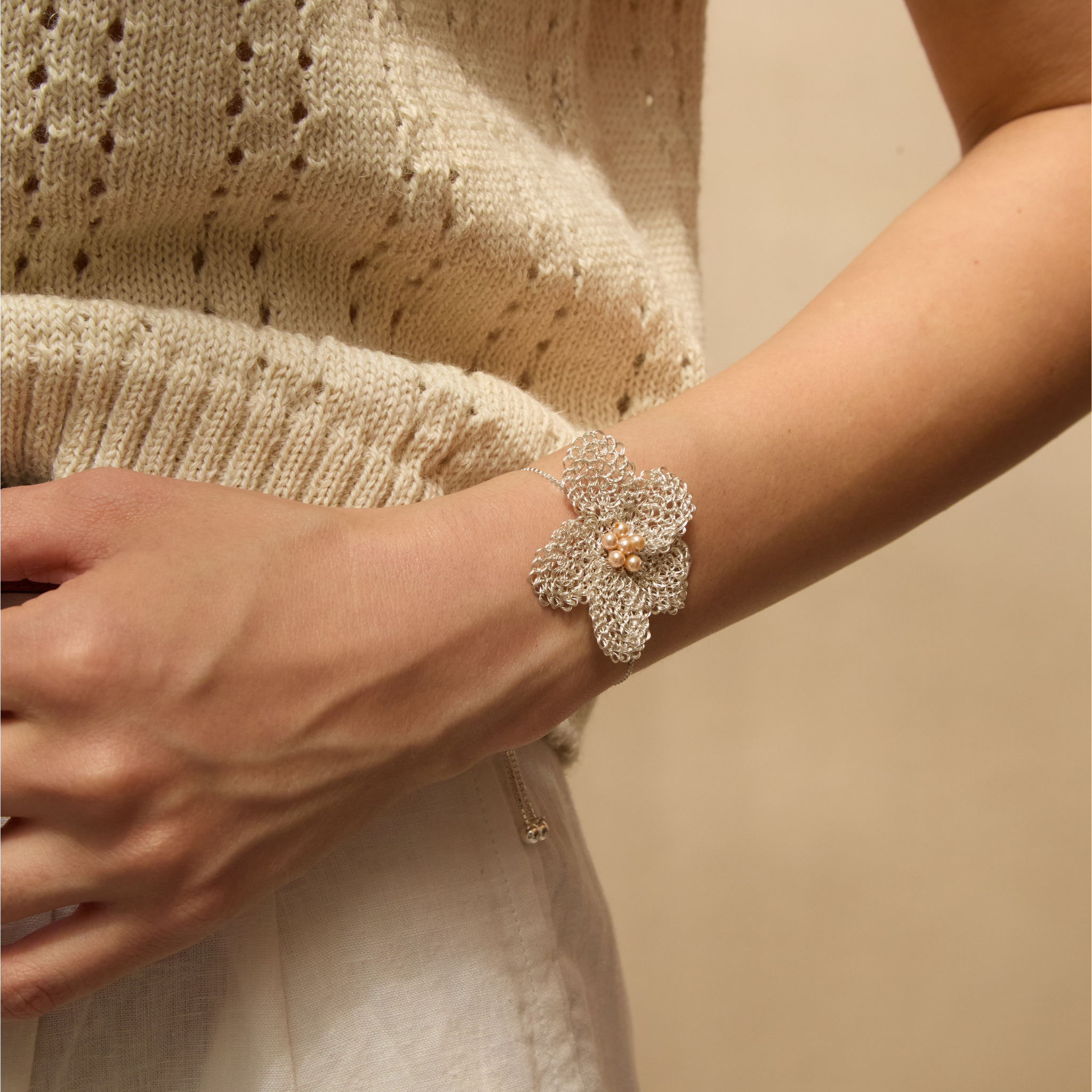 Adjustable Hibiscus Bracelet - Paz Lifestyle 