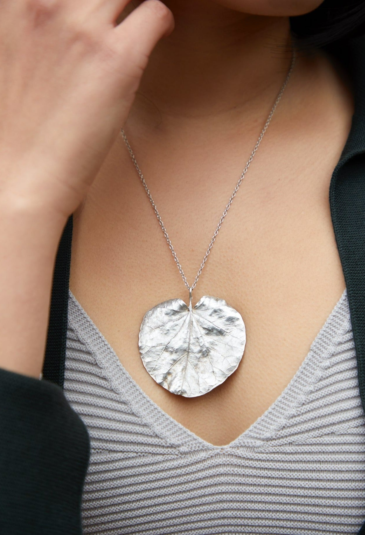 The Corsican leaf lily pad shape heart pendant - Paz Lifestyle 