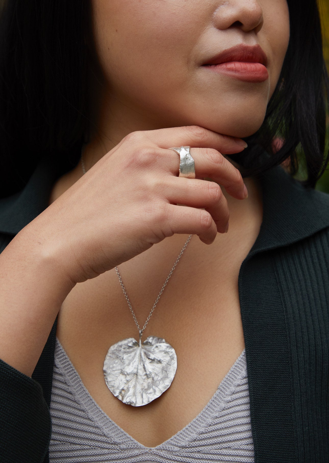 The Corsican leaf lily pad shape heart pendant - Paz Lifestyle 