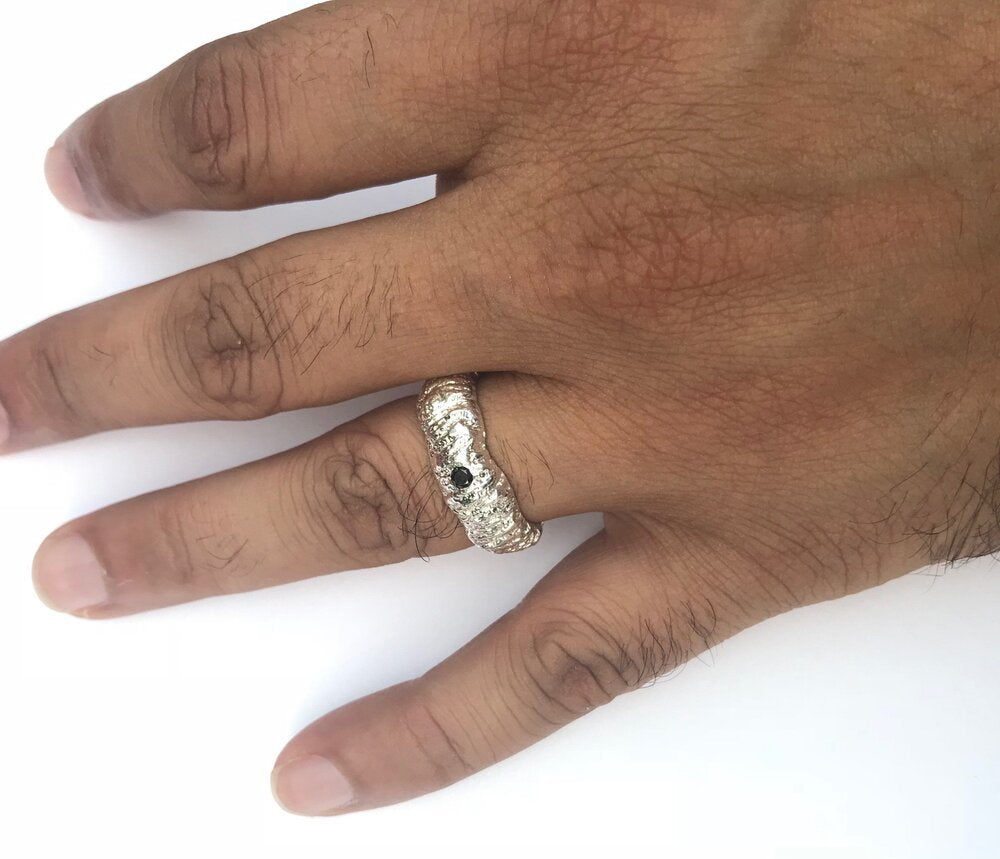 The tree trunk inprint wedding band in 14k and 18k white and yellow gold with a black diamond - Paz Lifestyle 